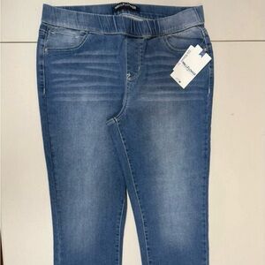 Wallflower Women’s Medium Wash Denim Pull on Capri Cropped Blue Jeans size 14